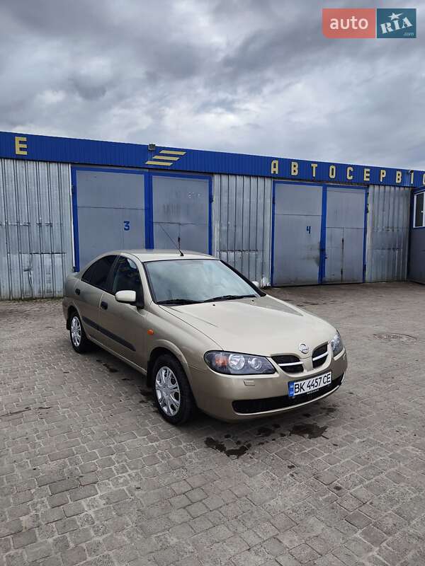 Nissan Almera (2004)