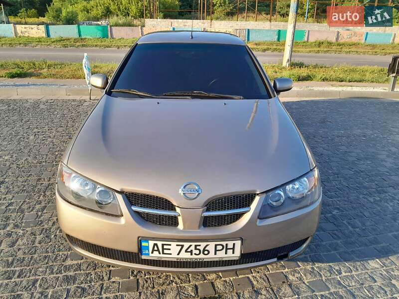 Nissan Almera (2005)