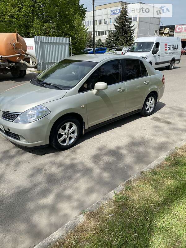 Nissan Tiida (2007)