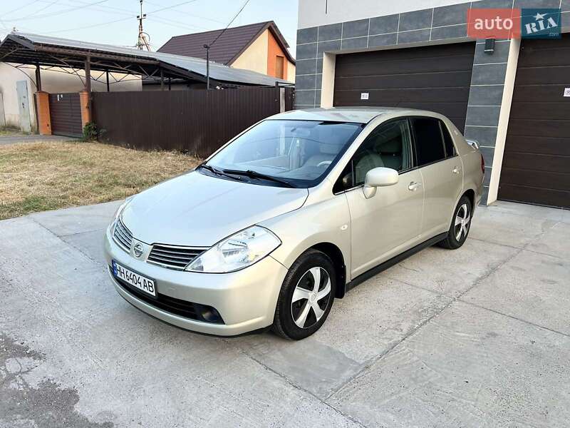 Nissan Tiida (2008)