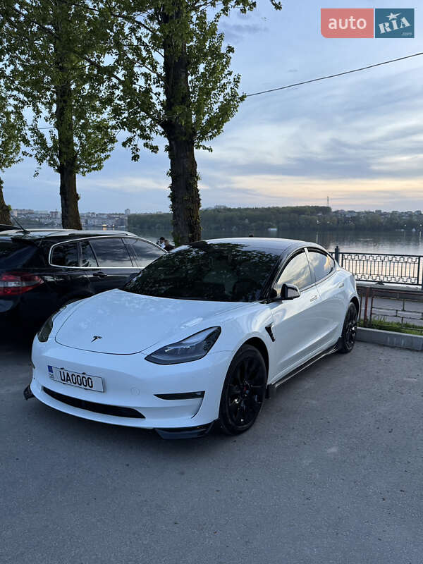 Tesla Model 3 (2023)