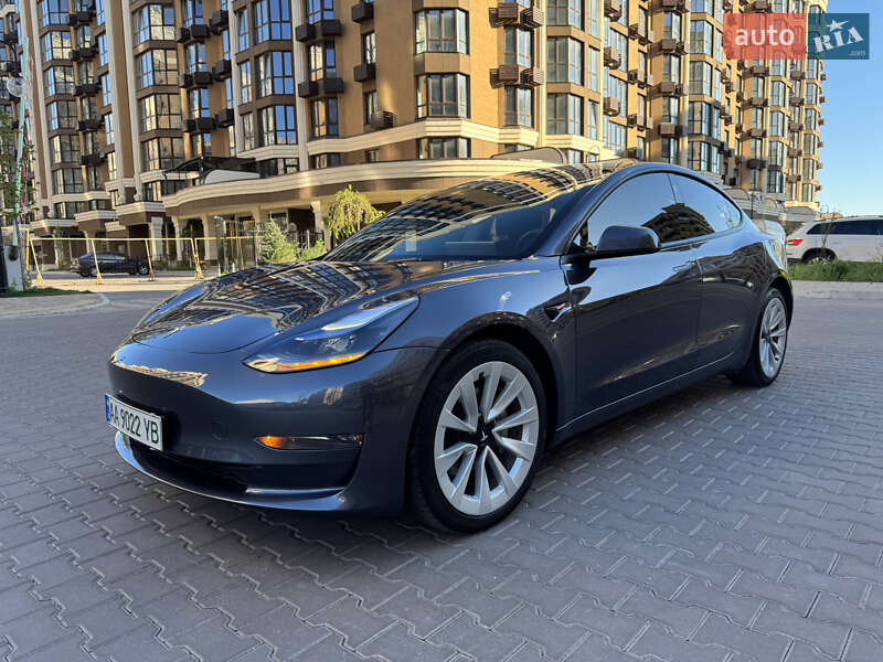 Tesla Model 3 (2023)