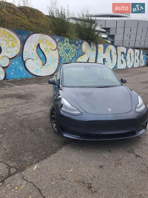 Tesla Model 3 (2022)