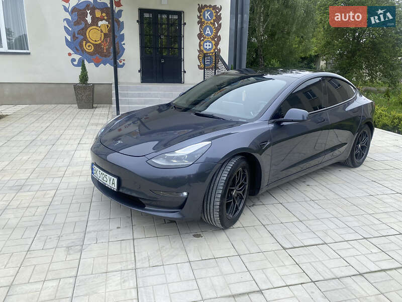 Tesla Model 3 (2022)