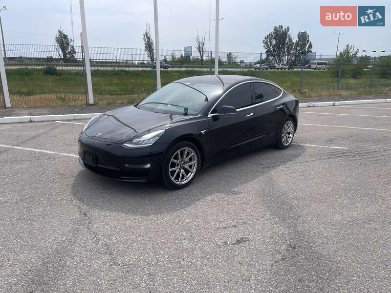 Tesla Model 3 (2019)