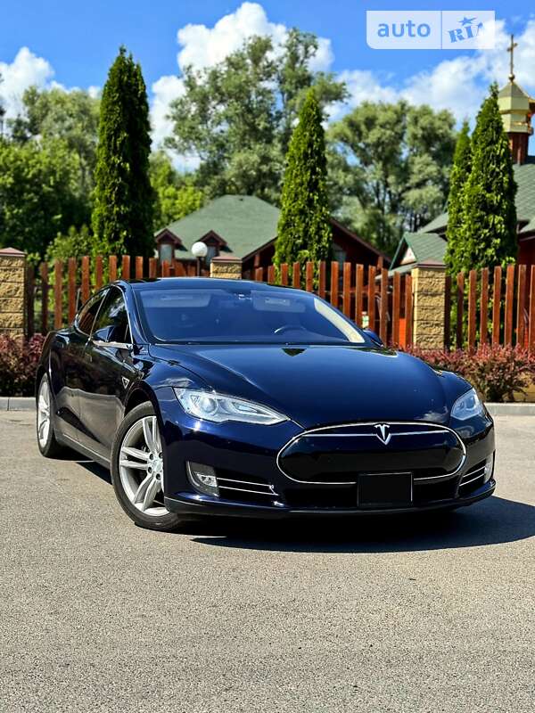 Tesla S 85 (2014)