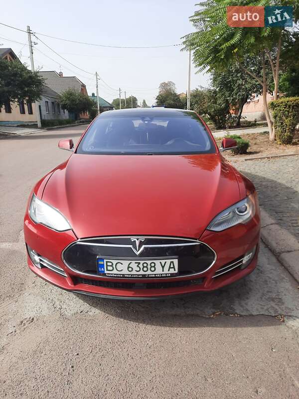Tesla Model s (2015)