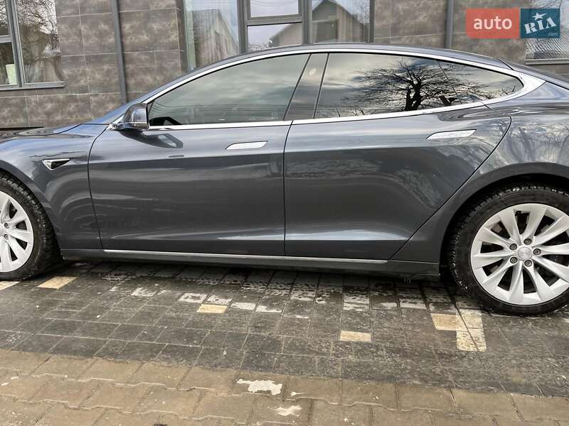 Tesla Model s (2019)