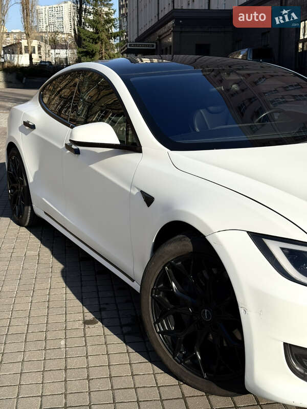 Tesla Model s (2016)