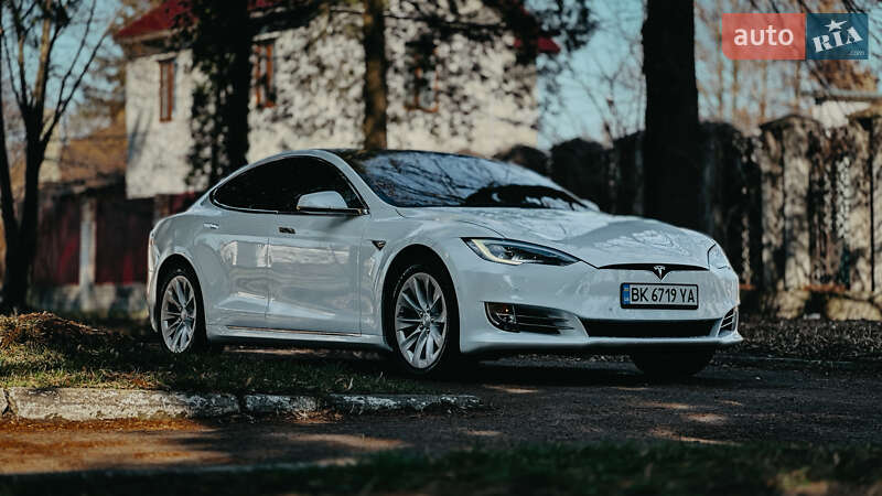 Tesla Model s (2017)