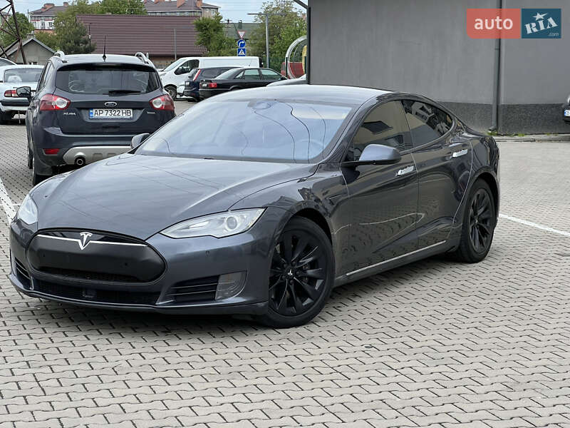 Tesla Model s (2015)