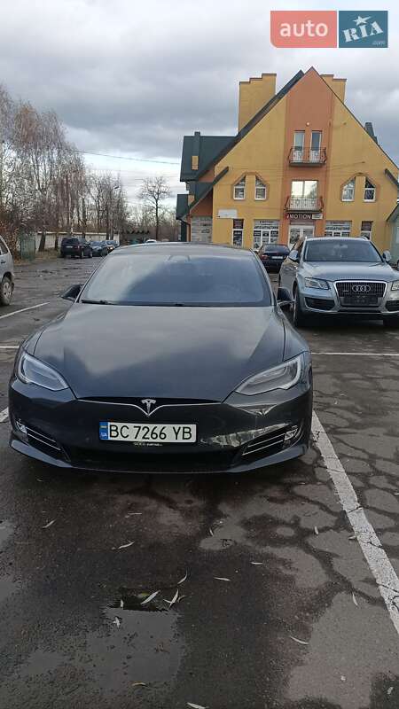 Tesla Model s (2018)