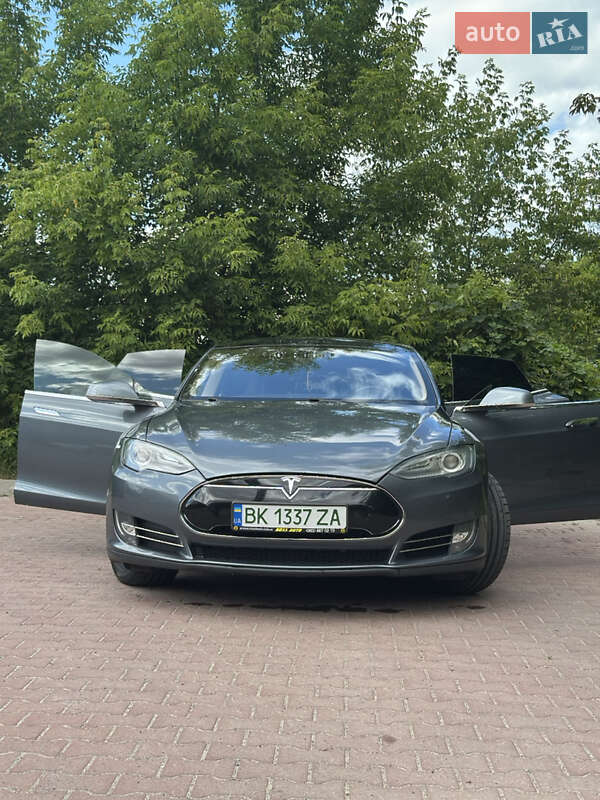 Tesla Model s (2013)