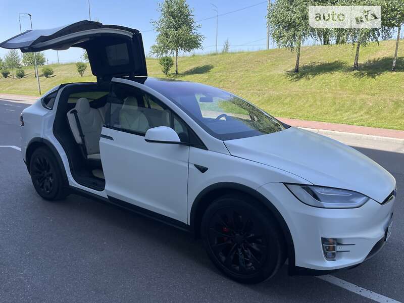 Tesla Model x (2020)