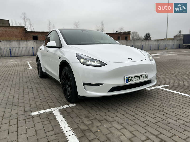 Tesla Model y (2023)