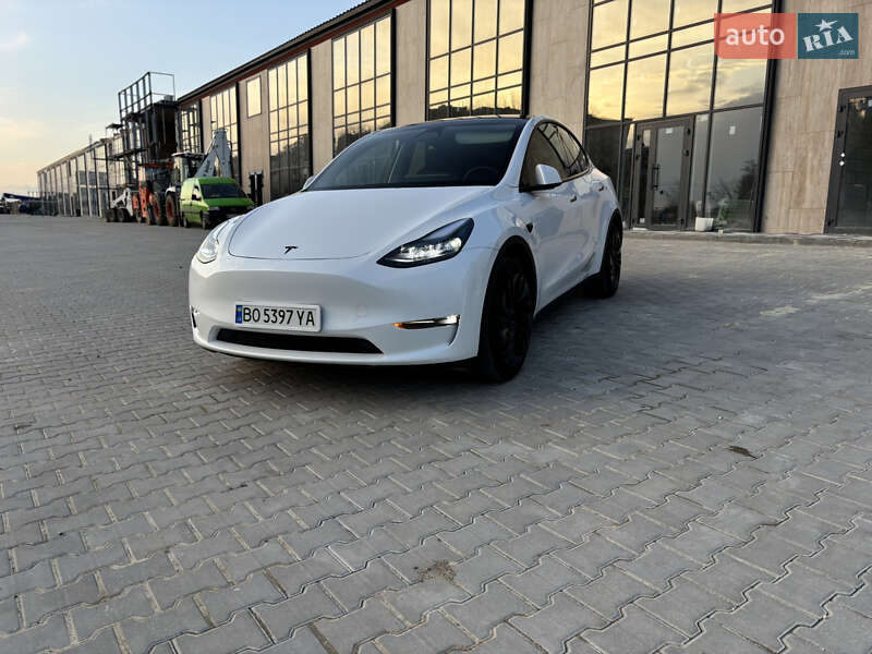 Tesla Model y (2023)