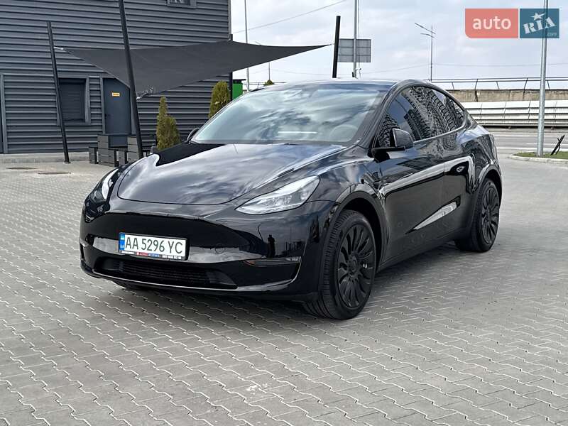 Tesla Model y (2024)