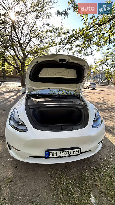 Tesla Model y (2023)