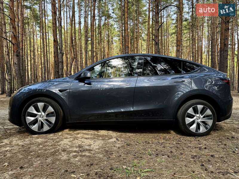 Tesla Model y (2023)