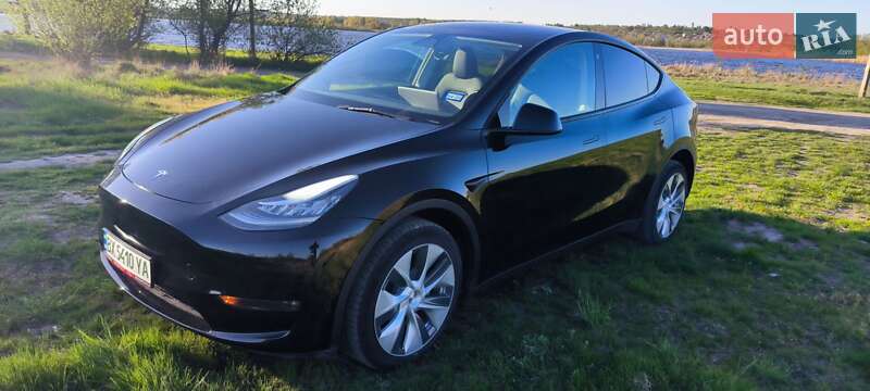 Tesla Model y (2023)