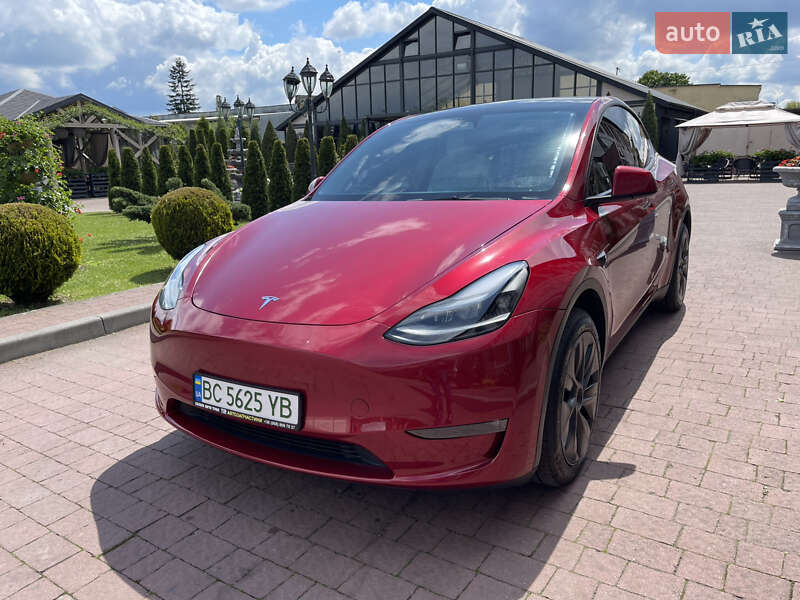 Tesla Model y (2024)