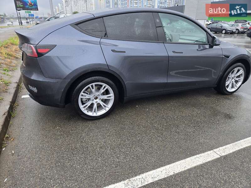 Tesla Model y (2023)
