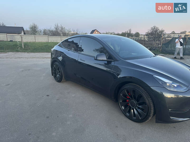 Tesla Model y (2024)
