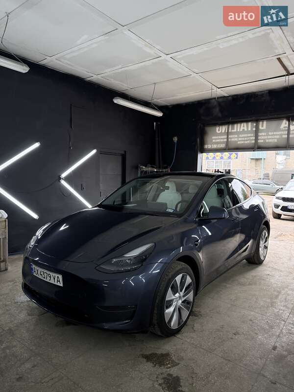 Tesla Model y (2023)