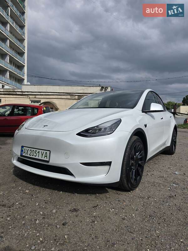 Tesla Model y (2023)