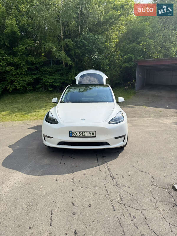 Tesla Model y (2023)