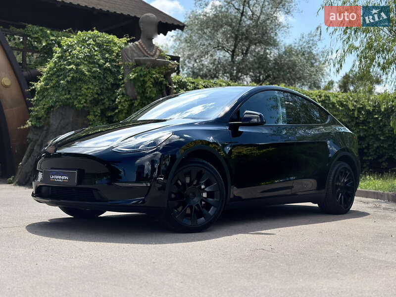 Tesla Model y (2023)