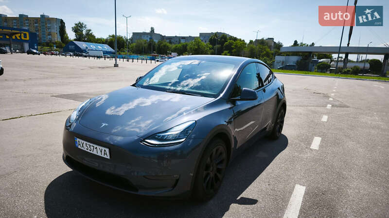 Tesla Model y (2022)