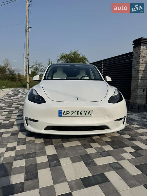 Tesla Model y (2023)