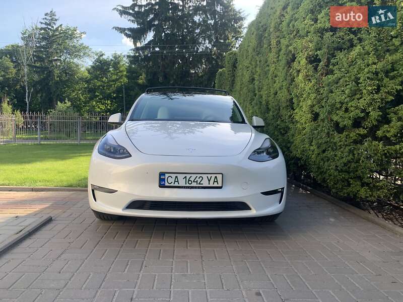 Tesla Model y (2024)