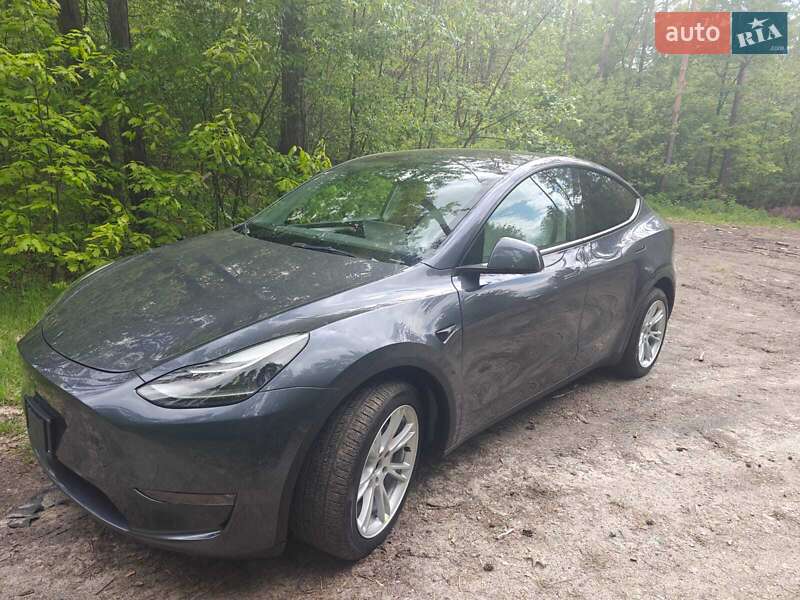 Tesla Model y (2023)