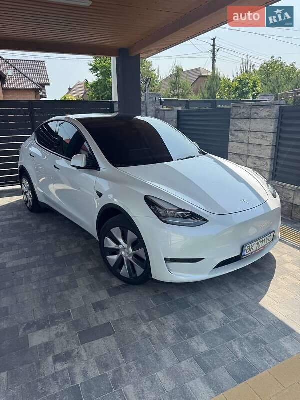 Tesla Model y (2022)
