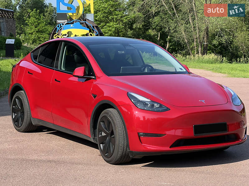 Tesla Model y (2023)