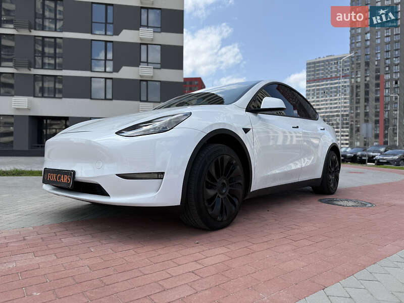 Tesla Model y (2023)