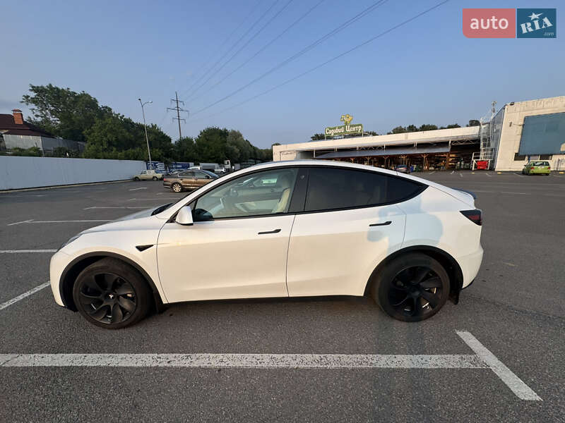 Tesla Model y (2022)