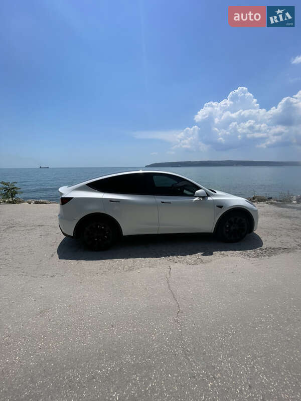 Tesla Model y (2023)