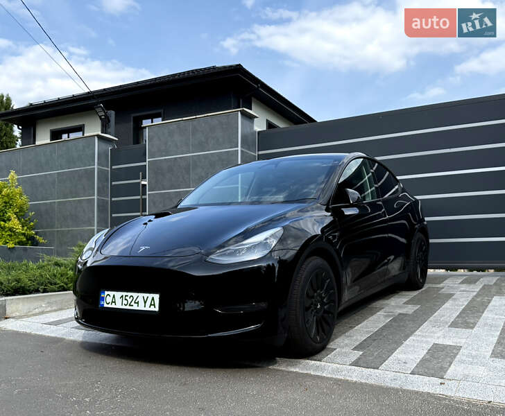Tesla Model y (2024)