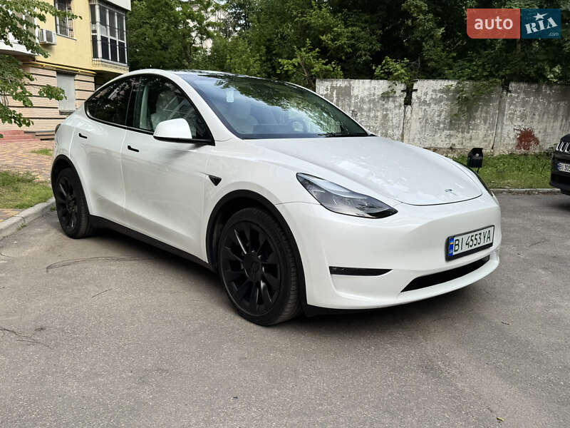 Tesla Model y (2024)