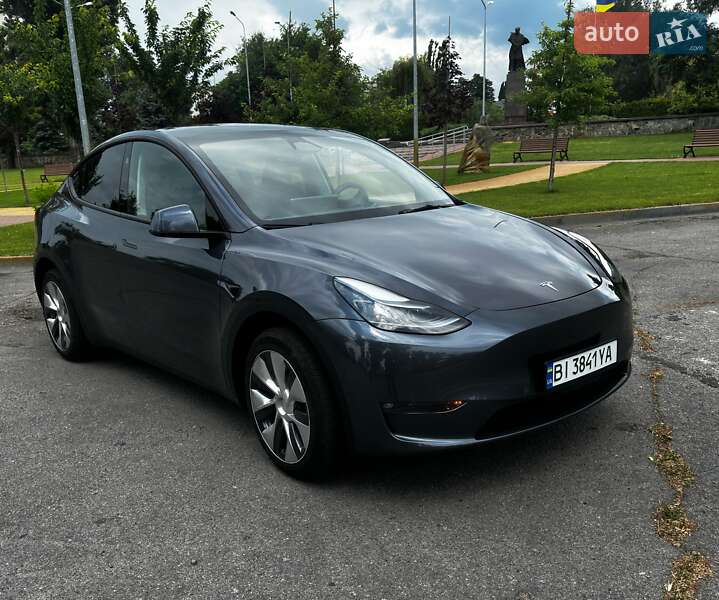 Tesla Model y (2023)