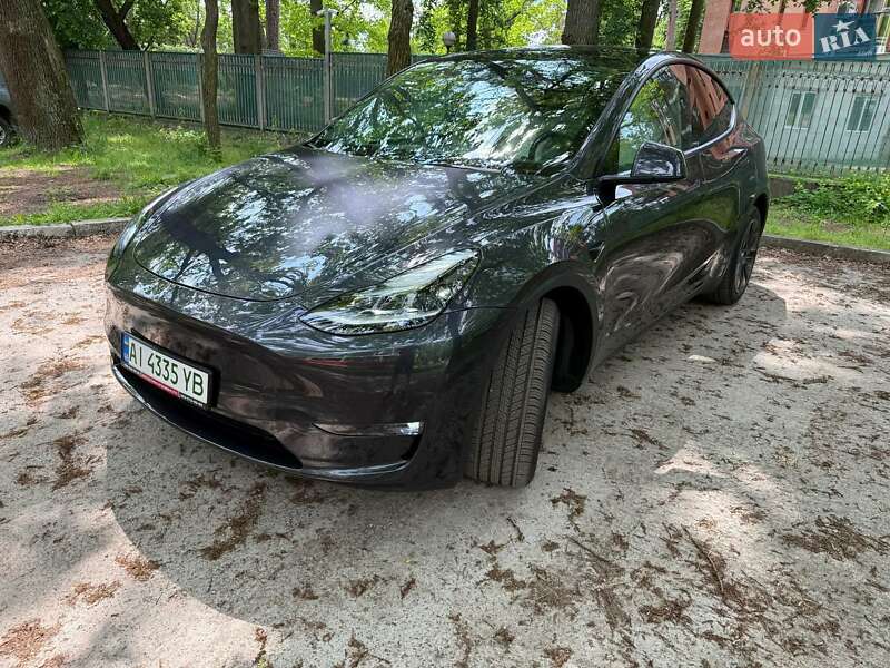 Tesla Model y (2024)