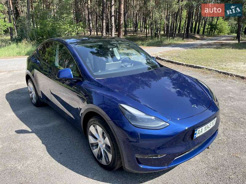 Tesla Model y (2024)