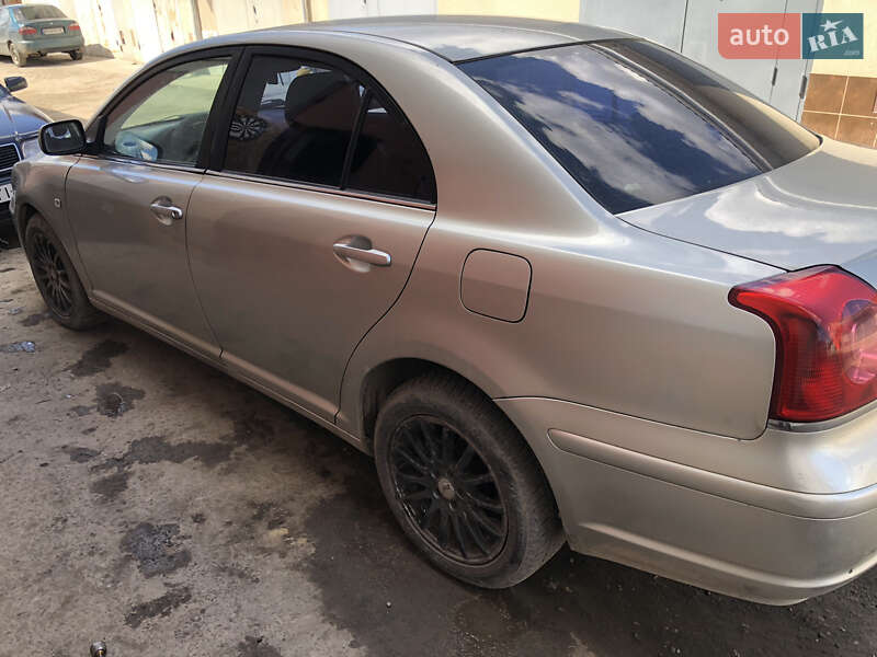 Toyota Avensis (2005)