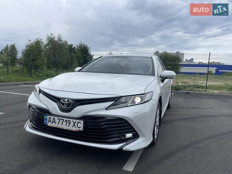 Toyota Camry (2019)