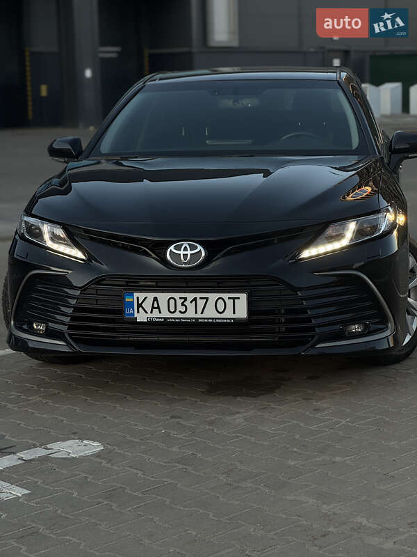 Toyota Camry (2023)