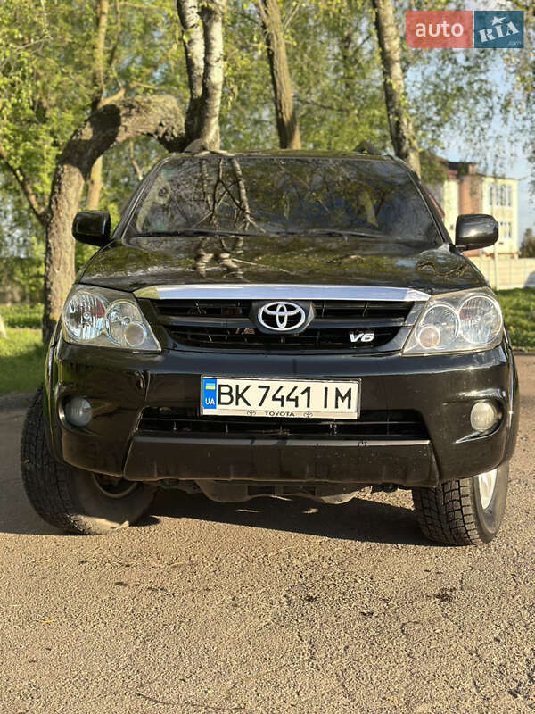 Toyota Fortuner (2005)