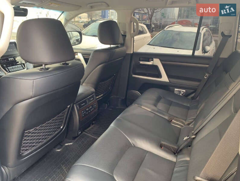 Toyota Land cruiser (2016)